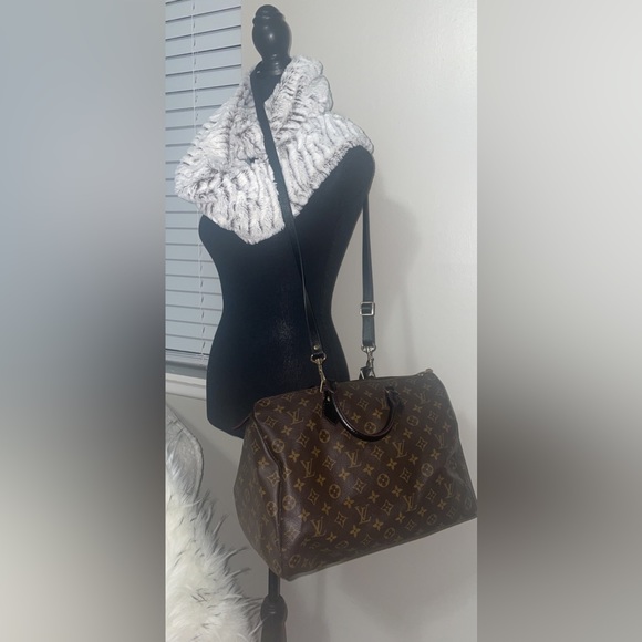 Authentic Louis Vuitton Monogram Speedy 35 Handbag 👜 - Picture 6 of 16